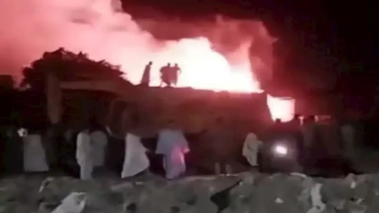 إخماد حريق هائل في مخزنين بقرية دلجا بالمنيا بمشاركة الأهالي – صور
