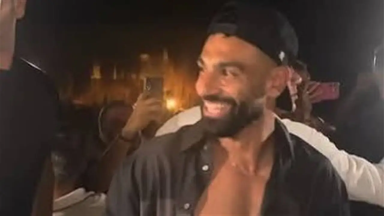 محمد صلاح يحتفل بإنجاز منتخب مصر في العلمين بقميص مفتوح | صور