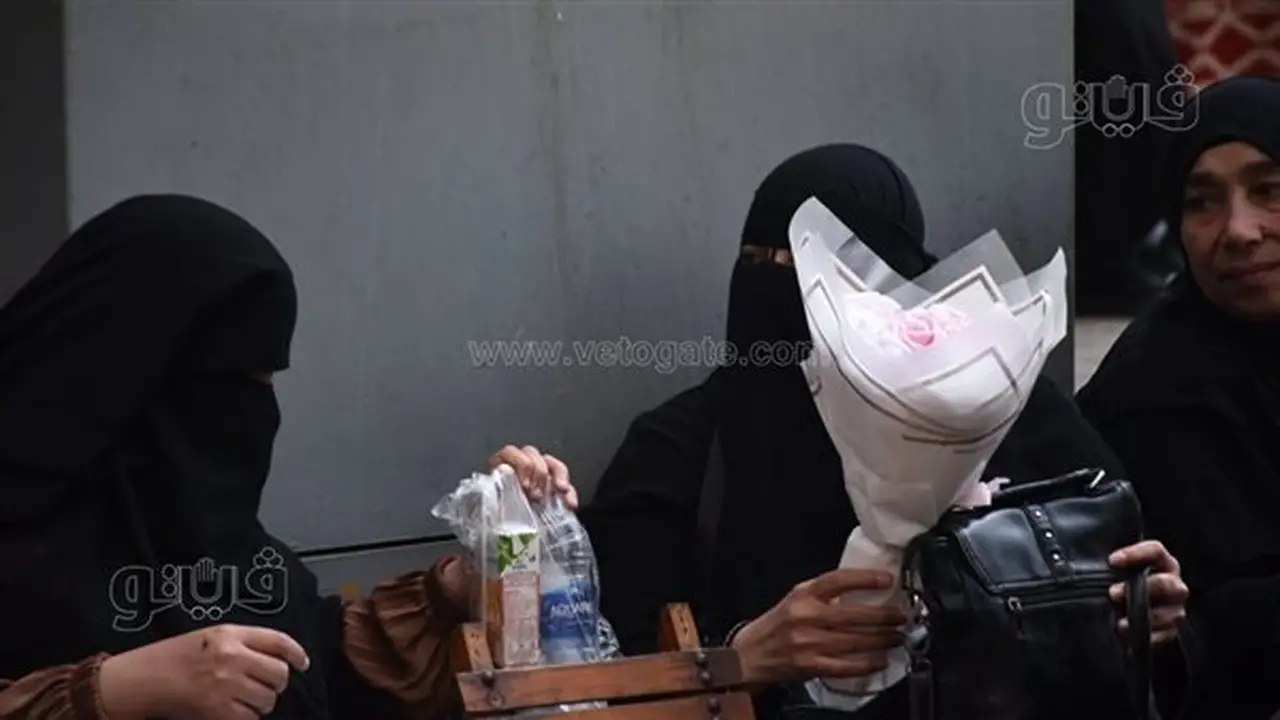 أولياء الأمور يحملون بوكيهات الورود أمام لجان امتحانات الثانوية العامة بالجيزة (صور)