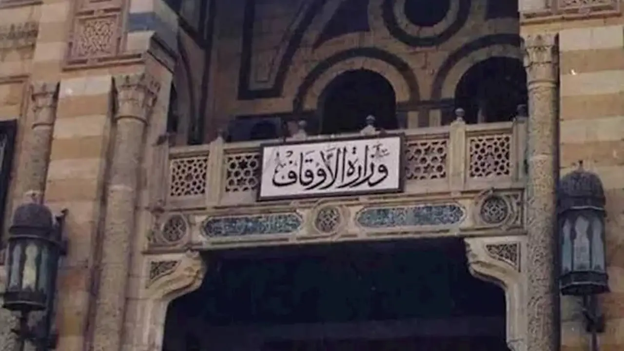 وزارة الأوقاف توضح تفاصيل فيديو متداول لعامل مسجد يتقاضى أموالًا مقابل حفظ الأحذية