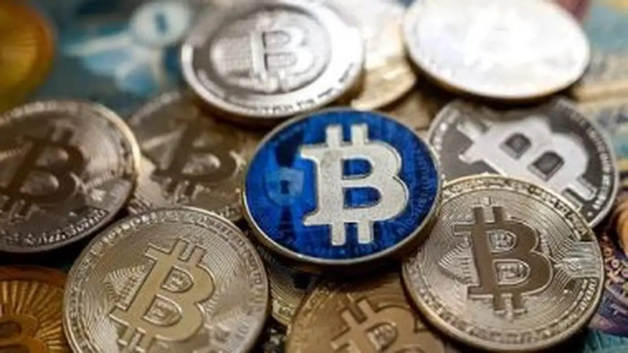 تراجع بيتكوين دون 64 ألف دولار في ظل ارتفاع النفط وتوترات الأسواق الأمريكية