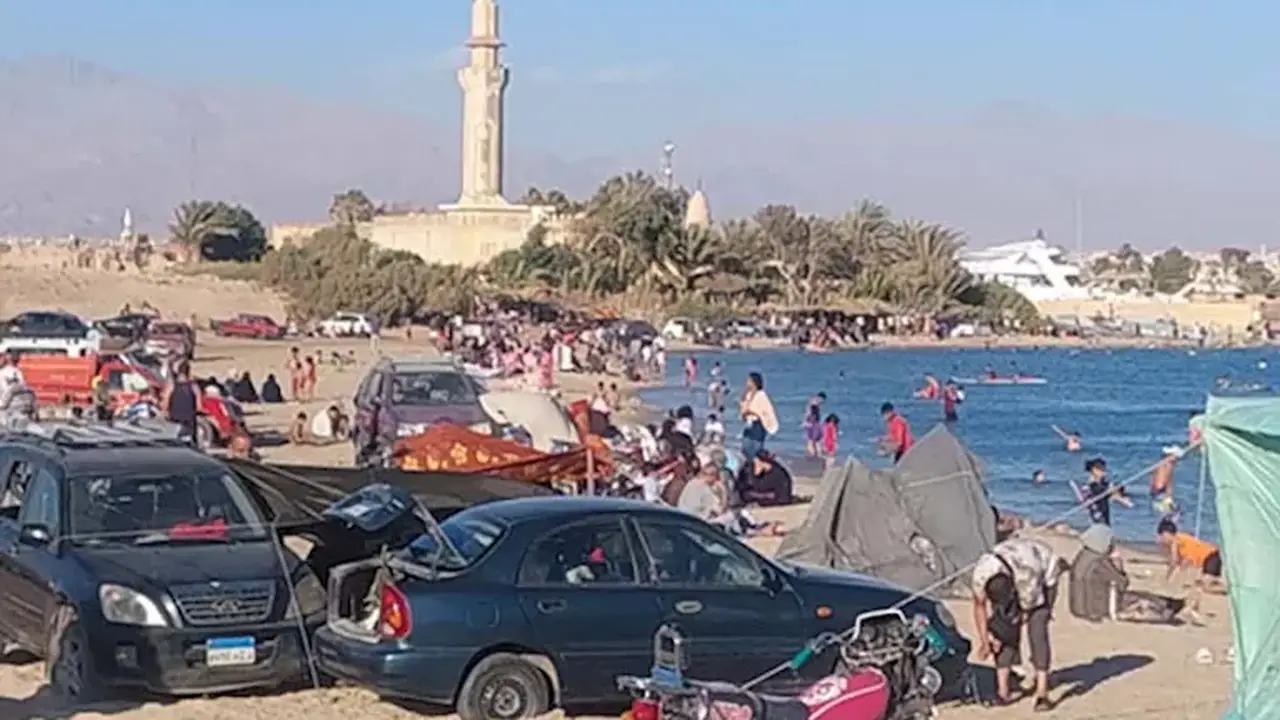 شواطئ طور سيناء تستقبل الزوار في جمعة الهروب من الحر – صور