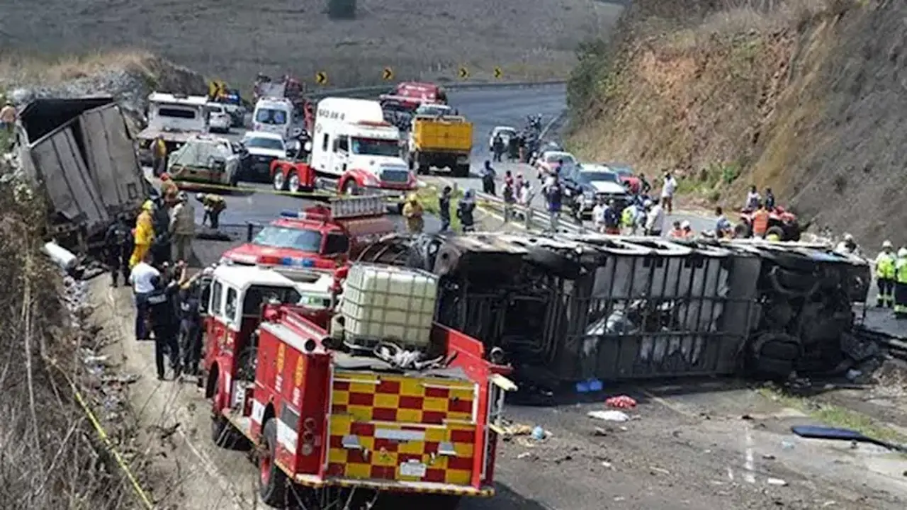 مقتل 9 أشخاص وإصابة 10 آخرين بينهم أمريكيون في حادث سير بالمكسيك