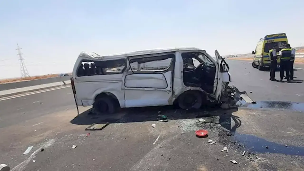 إصابة 9 أشخاص بينهم رضيع في حادث انقلاب ميكروباص على طريق القاهرة – الإسكندرية الصحراوي