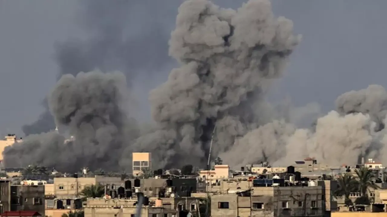 استشهاد 10 فلسطينيين بينهم طفل في غارة إسرائيلية على قطاع غزة