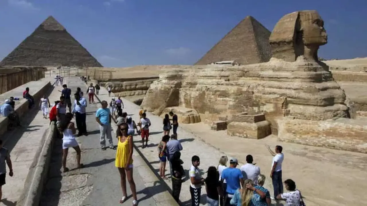 مصر تستعد لاستقبال 30 مليون سائح بتأشيرة QR Code و500 ألف غرفة فندقية