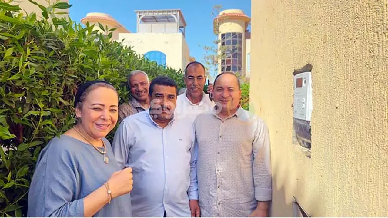 تحقيقًا لموقع مصراوي: شركة البحيرة للكهرباء تفحص فيلا نهاد أبو القمصان وتستبدل العداد التالف