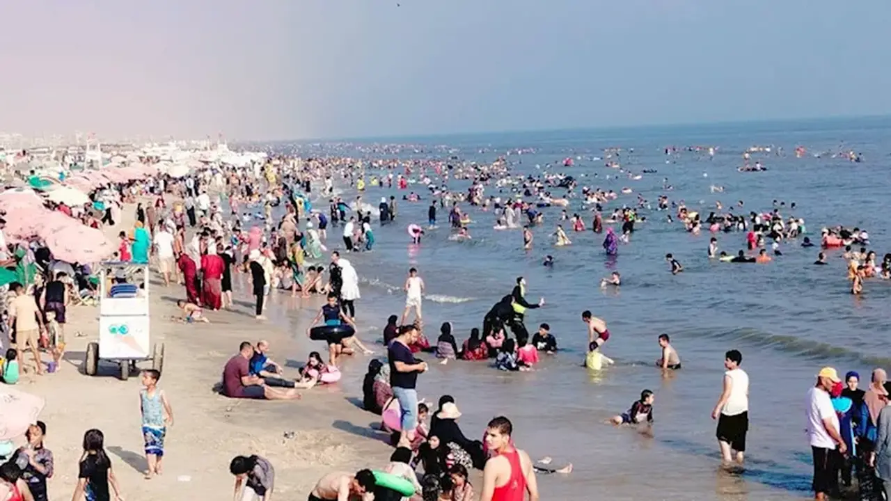 مصرع شخصين غرقًا وإنقاذ آخرين في مصيف جمصة رغم التحذيرات
