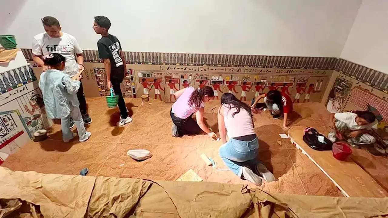 تجربة واقعية لأطفال في متحف شرم الشيخ: استخراج وفحص قطع أثرية – صور