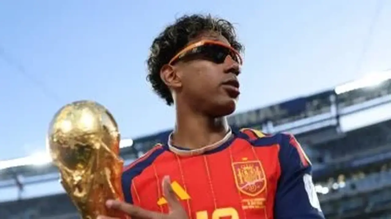 ترتيب أصغر اللاعبين المتوجين بكأس العالم عبر التاريخ.. يامال ينضم إلى القائمة