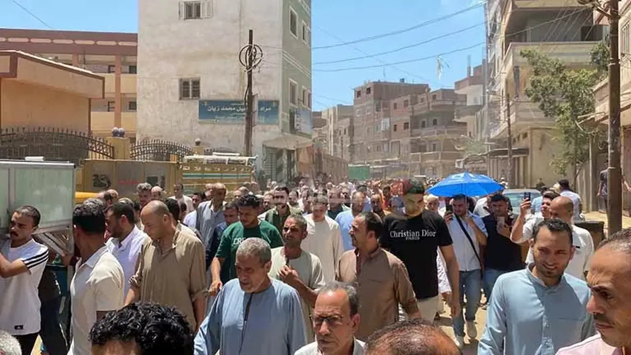 تشييع جنازة عم نجم منتخب مصر محمود صابر في كفر الشيخ – صور