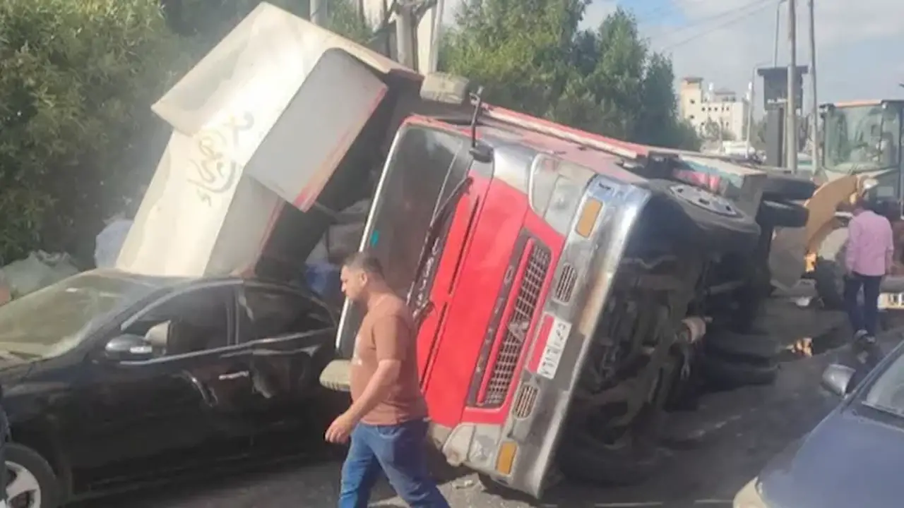 حادث مروري في الدقهلية: سيارة نقل تتسبب في تدهور توك توك وملاكي وتعطل الحركة المرورية