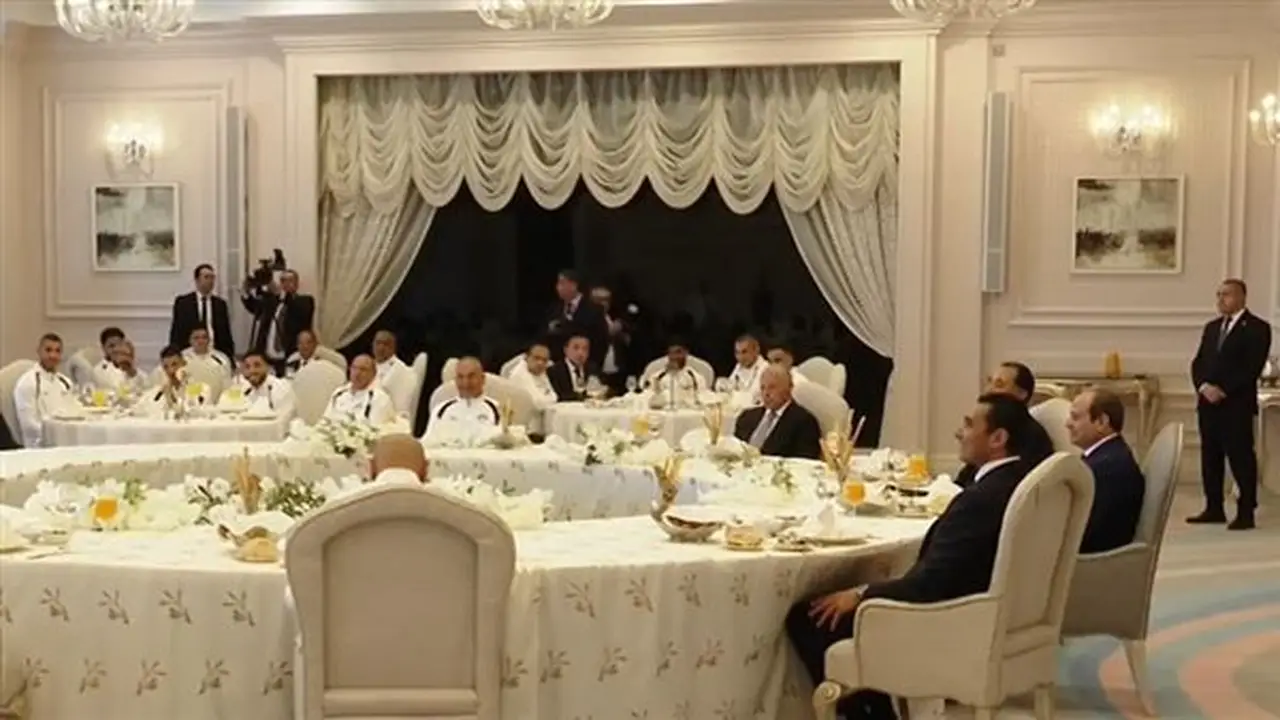 الرئيس السيسي يتناول الغداء مع لاعبي المنتخب والجهاز الفني والإداري (فيديو)
