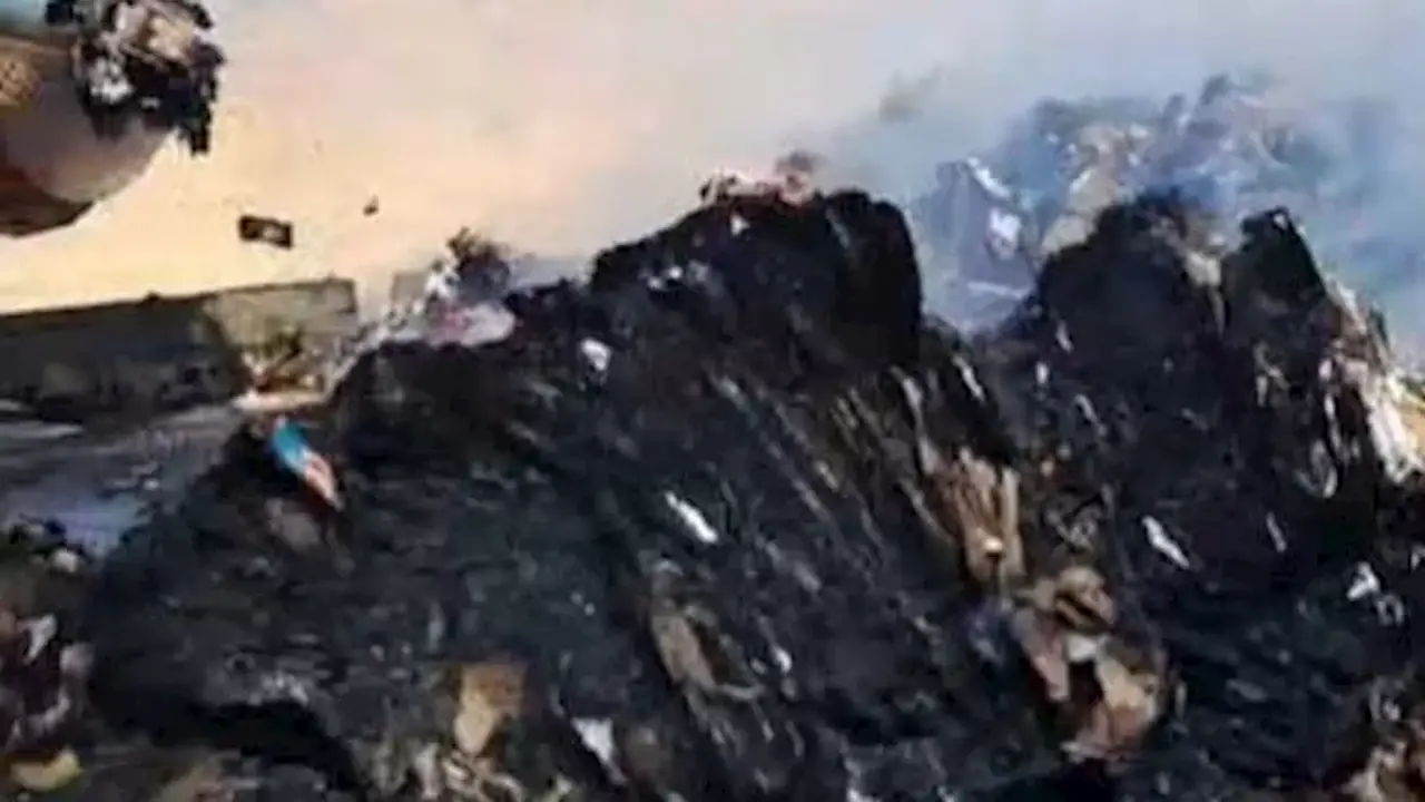 حريق هائل يلتهم تريلا محملة بالكراتين على الطريق الصحراوي بالمنيا (صور)