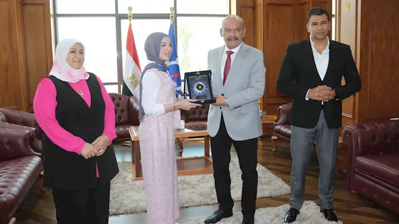 محافظ السويس يكرم أوائل الدبلومات الفنية 2026 تقديرًا لتفوقهم (صور)