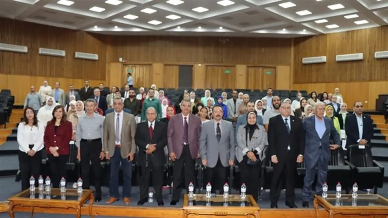 تكريم أعضاء اللجنة التنفيذية وفرق العمل بجامعة الإسكندرية لربط البرامج الأكاديمية بسوق العمل