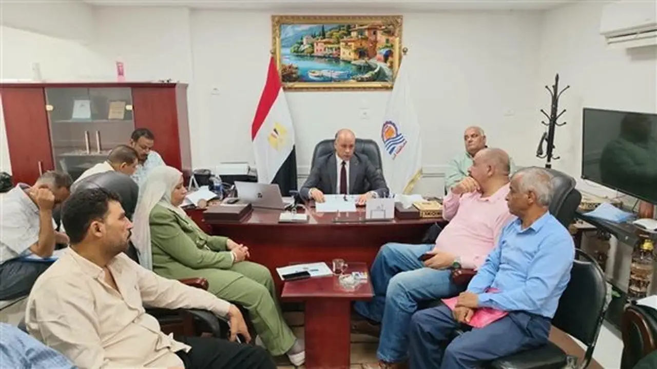 اجتماع موسع بمديرية تموين قنا لمناقشة تطبيق منظومة الخصم المباشر