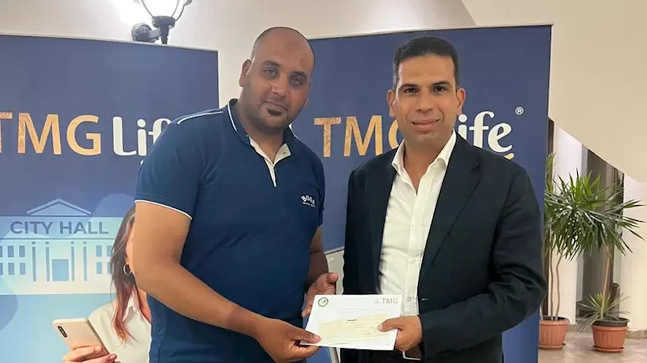 هشام طلعت مصطفى يكرم عامل الدليفري بمكافأة 100 ألف جنيه تقديرًا لأمانته
