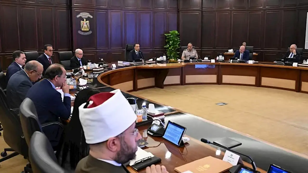 مدبولي يؤكد زيادة المخزون الاستراتيجي من السلع والمواد البترولية تنفيذًا لتوجيهات السيسي