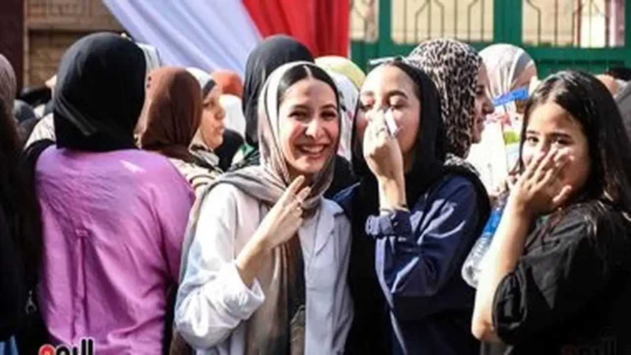 طلاب الثانوية العامة في الجيزة يتوافدون على اللجان لأداء امتحان اللغة الأجنبية الأولى