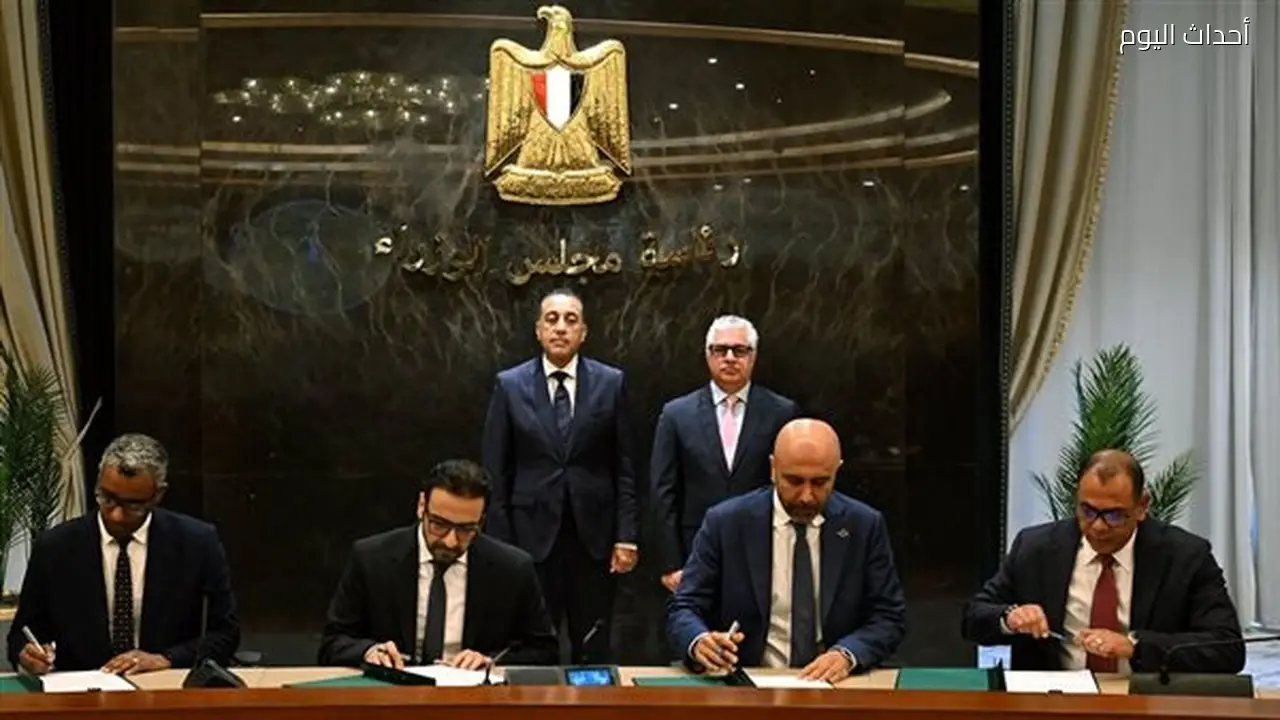 توقيع ثلاثة عقود لخدمات التخزين والتداول في المنطقة الاقتصادية لقناة السويس