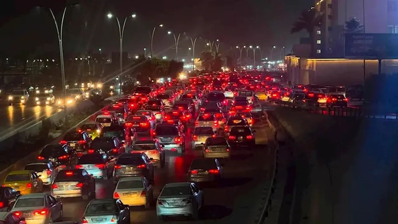 أزمة الكهرباء تُشعل احتجاجات في تونس وطرابلس تهدد قيس سعيّد والدبيبة