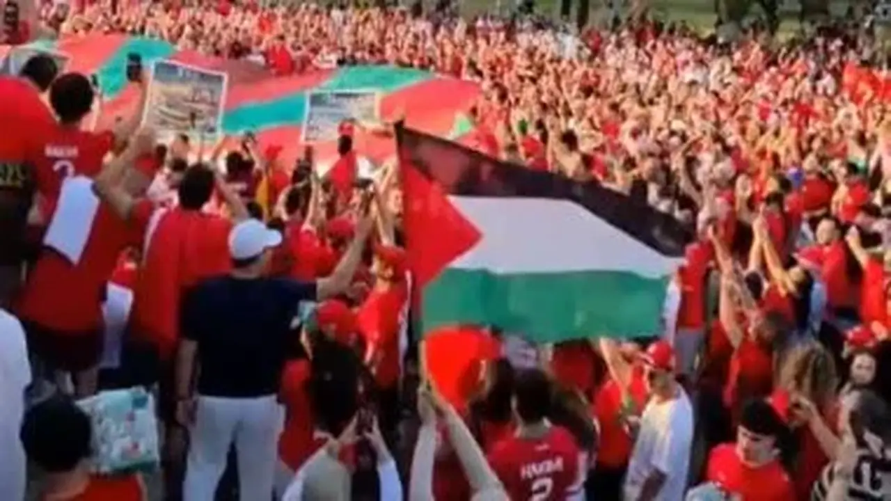 جماهير المغرب تحتفل في بوسطن قبل مواجهة فرنسا.. وعلم فلسطين يبرز بين الحشود
