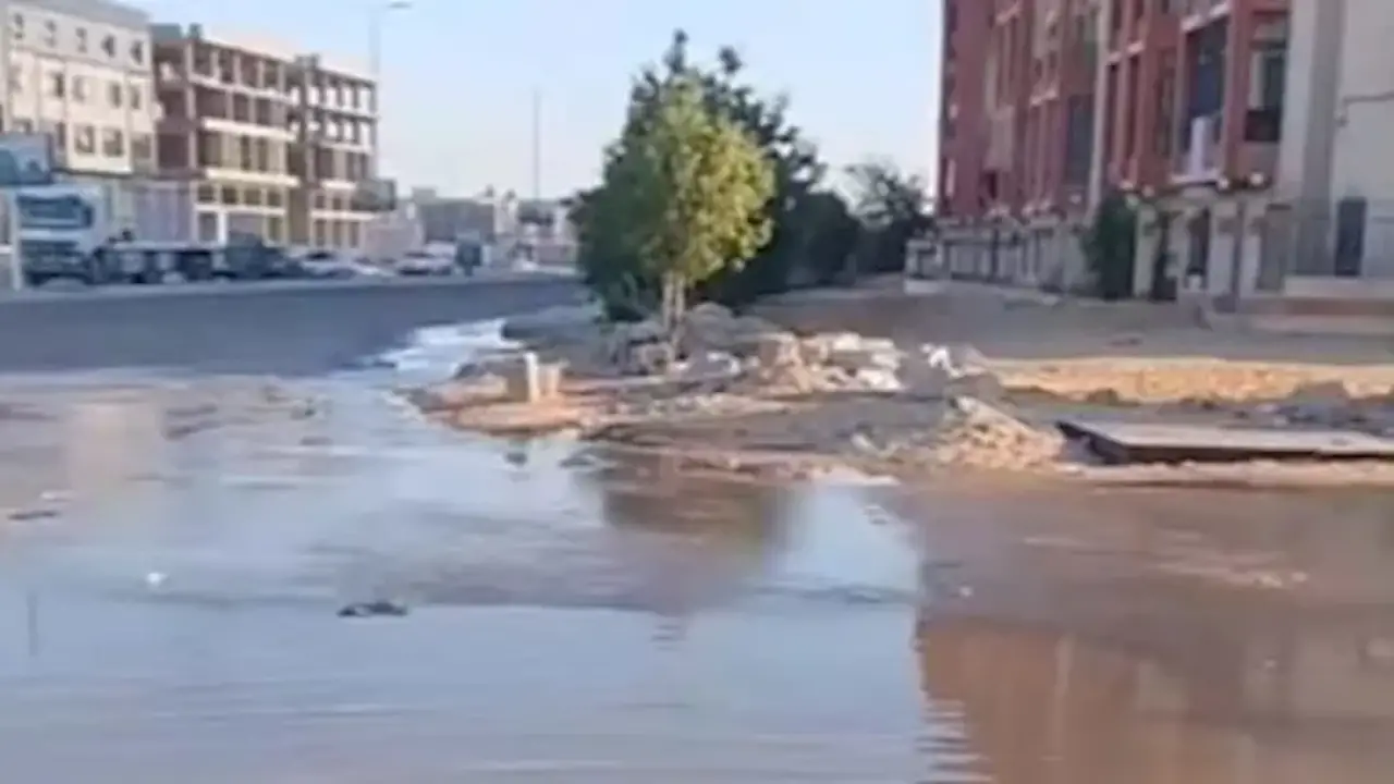 جهاز العاشر من رمضان يتعامل مع كسر خط المياه أمام نادي الصفوة بالحي الأول – صور