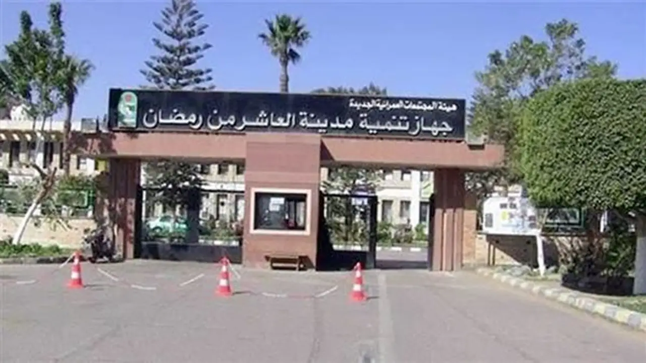 جهاز العاشر من رمضان يرسل معدات الطوارئ للسيطرة على كسر خط مياه رئيسي