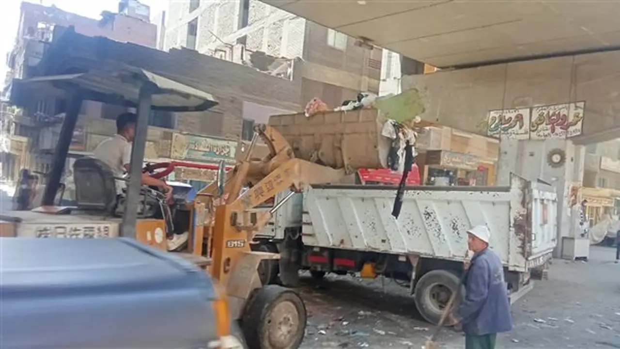 محافظ الجيزة يقوم بجولة مفاجئة في بولاق الدكرور ويستبعد مسؤول الإشغالات