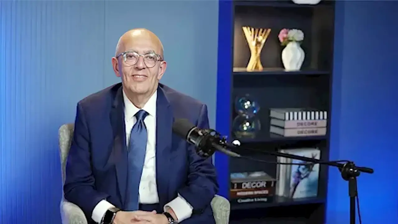 حاتم الجبلي يوضح: هل كان وزراء نظيف يتلقون أوامر من جمال مبارك؟ – (فيديو)