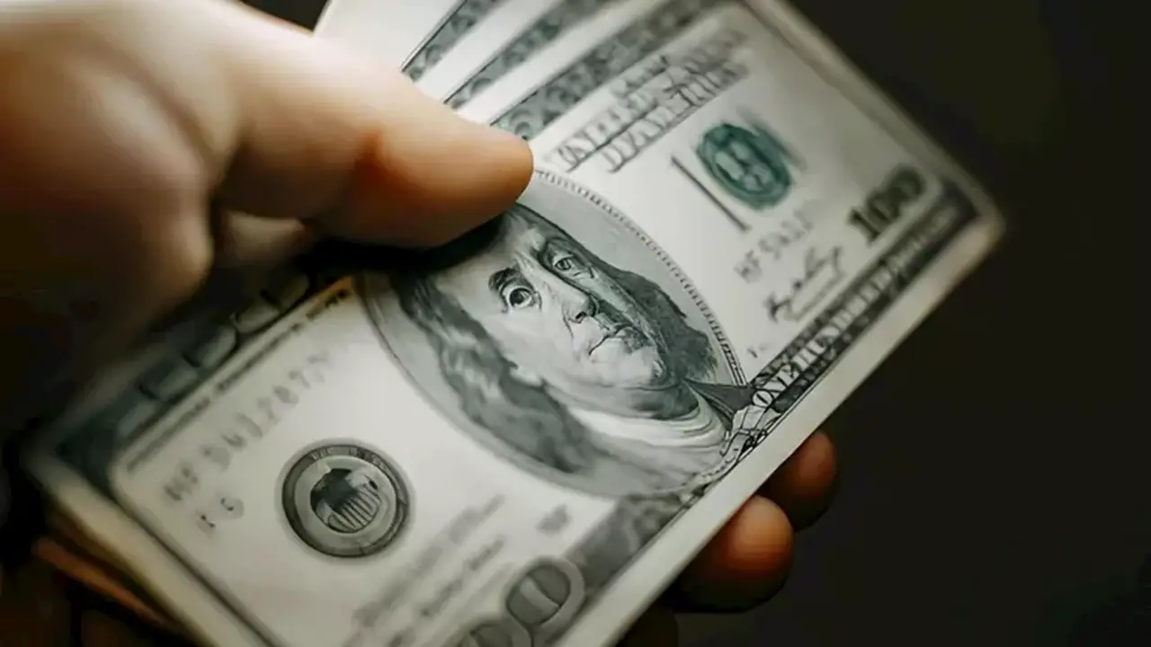 ارتفاع سعر الدولار أمام الجنيه المصري بواقع 90 قرشًا في منتصف تعاملات اليوم