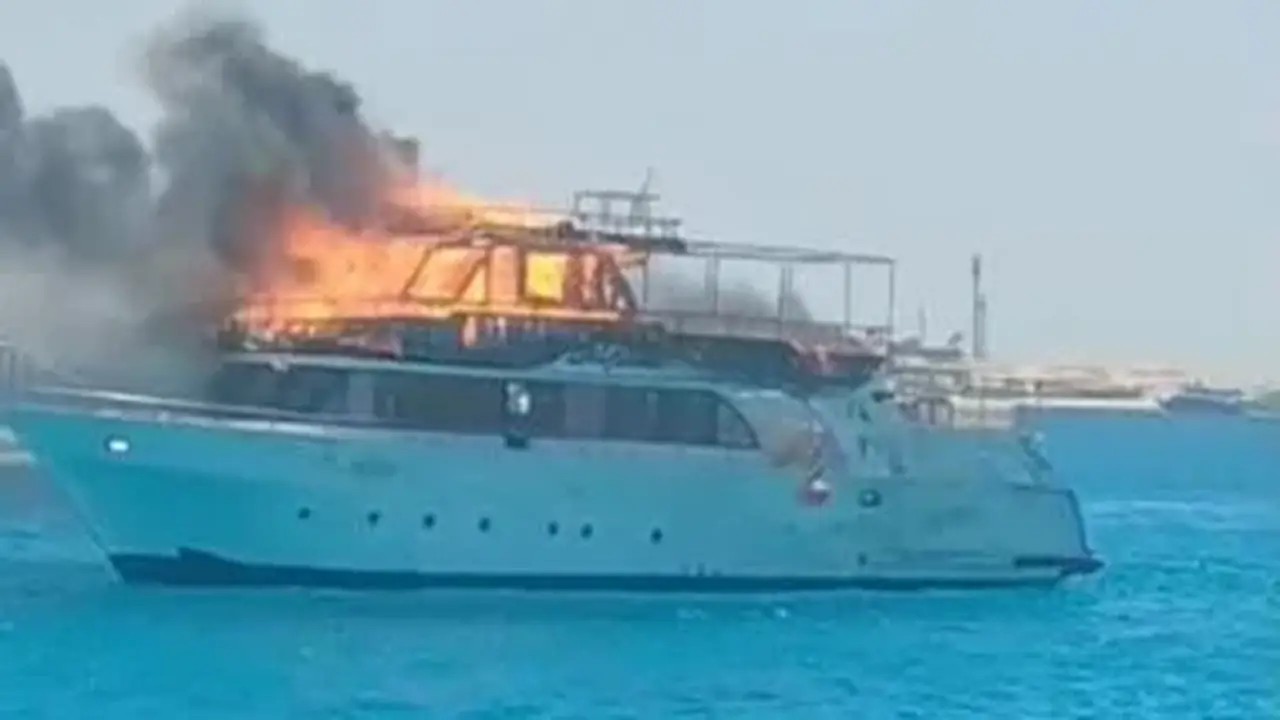 حريق بلنش سياحي قرب جزيرة الجفتون وإجلاء جميع الركاب دون إصابات