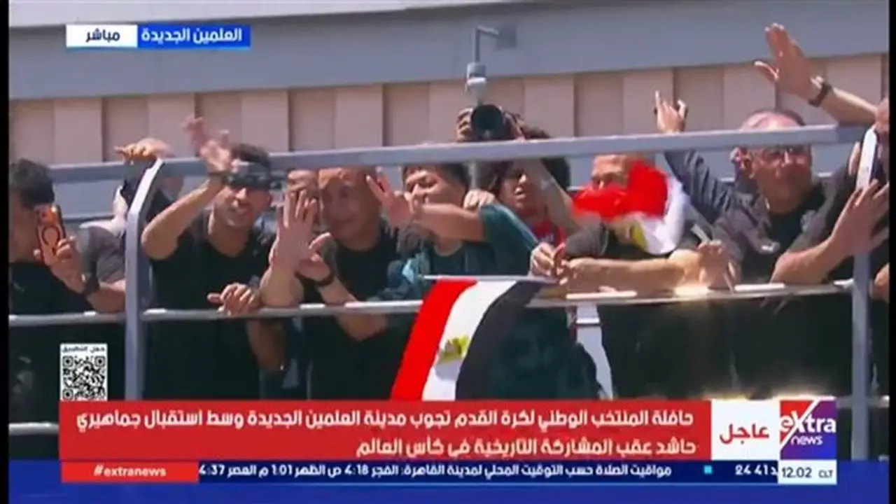 حسام حسن يلوح بعلامة النصر والجماهير المصرية تعبر عن شكرها