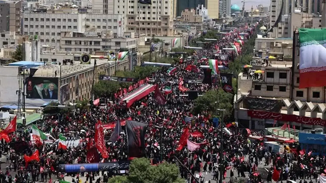 تجمع حشود كبيرة في مشهد استعدادًا لتشييع جثمان خامنئي