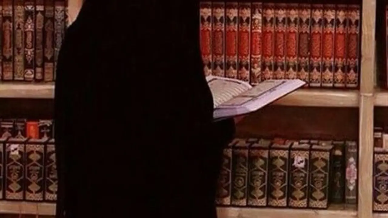 حكم تهذيب المرأة لحاجبيها وعلاقته بالنمص المحرم شرعًا