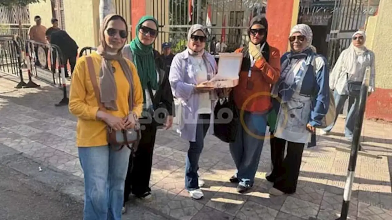 حلوى وزجاجات مياه.. تفاصيل لفتة إنسانية أمام لجان الثانوية العامة في بورسعيد -صور