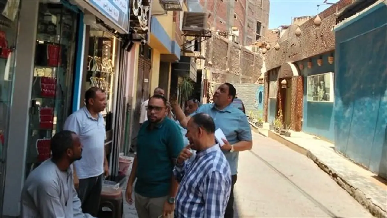 إزالة الإعلانات المخالفة في شوارع مدينة قنا: حملة مكثفة لتحسين المظهر العام