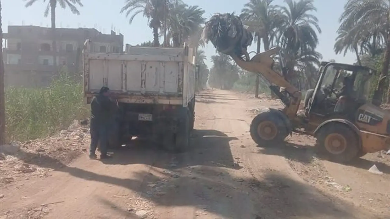 حملة شاملة لرفع المخلفات وتحسين النظافة وتمهيد الشوارع في أسيوط