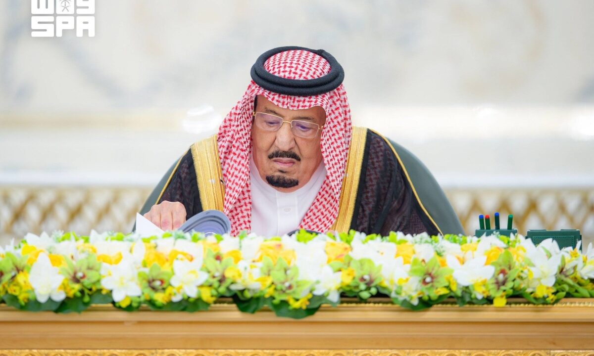 خادم الحرمين الشريفين يترأس جلسة مجلس الوزراء في جدة