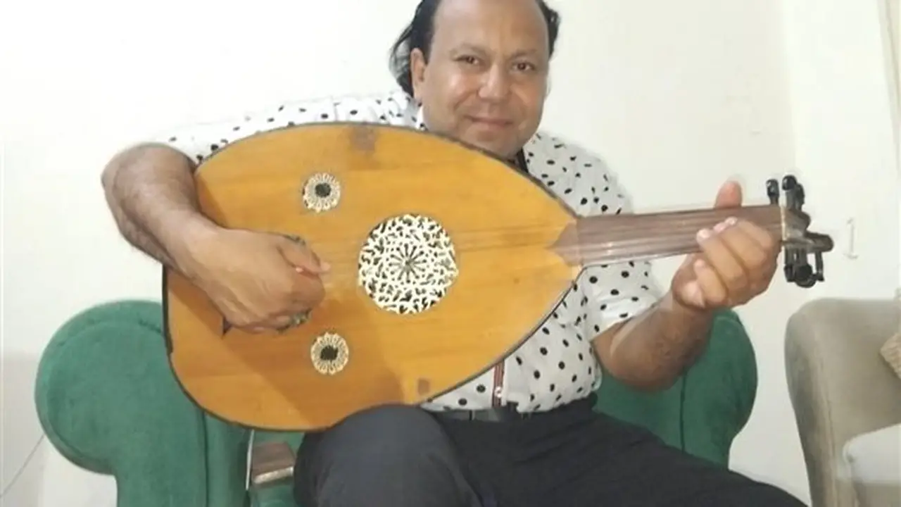 خالد الأمير يهدي عوده الخاص للشاعر والموسيقار أحمد الشوكي