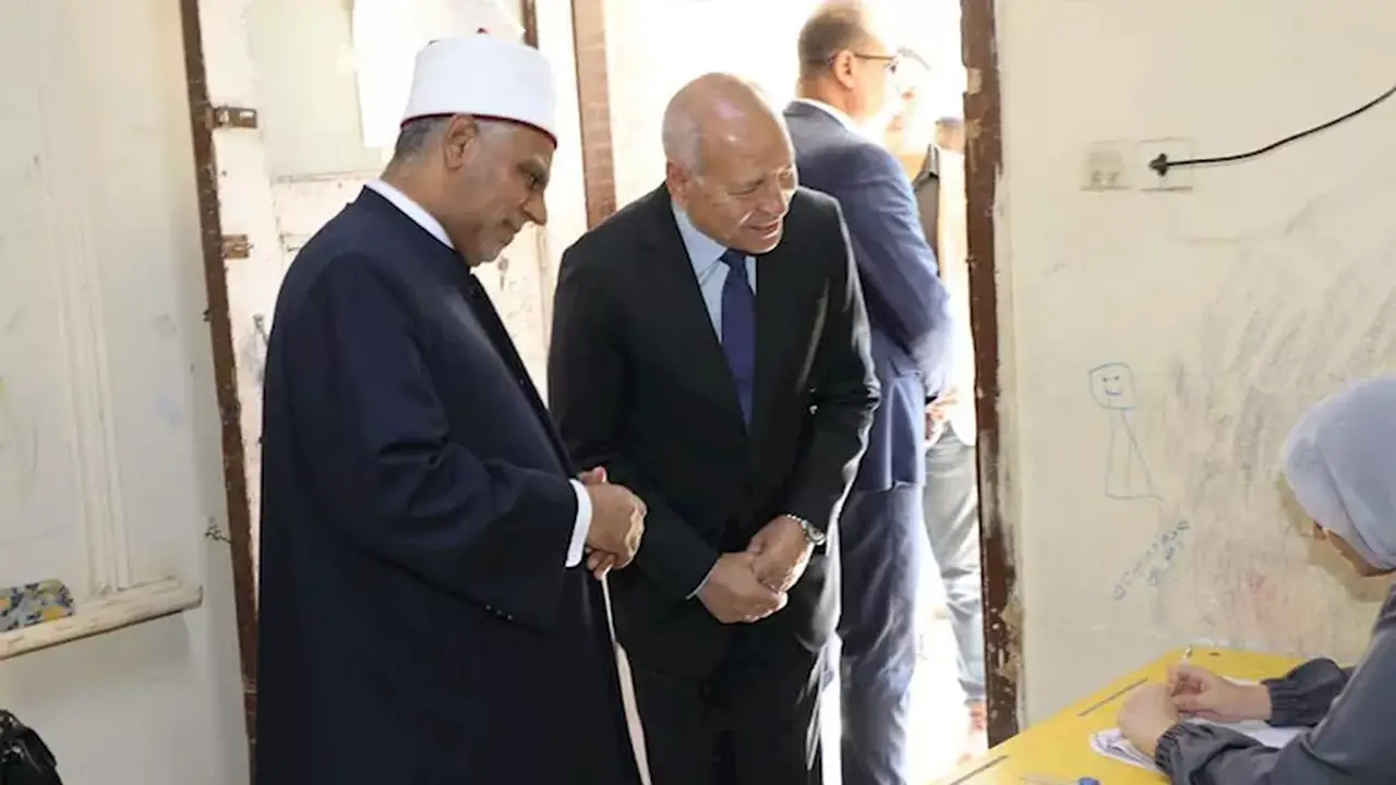 محافظ القاهرة ورئيس قطاع المعاهد الأزهرية يتفقدان لجان امتحانات الثانوية الأزهرية في ختام الدور الأول للقسم العلمي