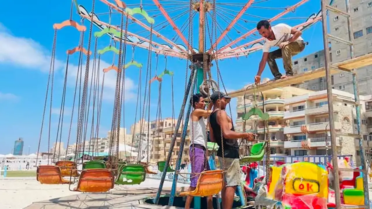 إزالة ملاهي مخالفة بشاطئ النخيل في الإسكندرية لحماية الأطفال – صور