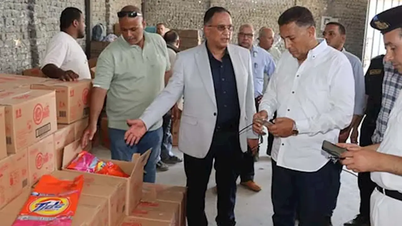 محافظ القليوبية يضبط مخزنًا لتعبئة منظفات مجهولة المصدر خلال حملة إزالة التعديات (صور)