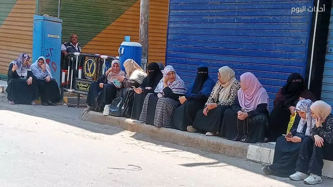 أولياء الأمور ينتظرون تحت الشمس أمام لجان الثانوية العامة بالمنوفية – صور