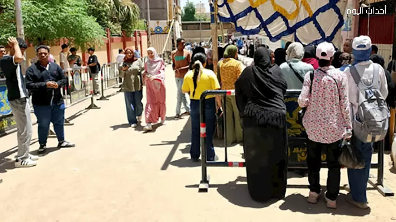 تباين آراء طلاب أسوان حول امتحاني الكيمياء والجغرافيا بين دموع العلمي وفرحة الأدبي