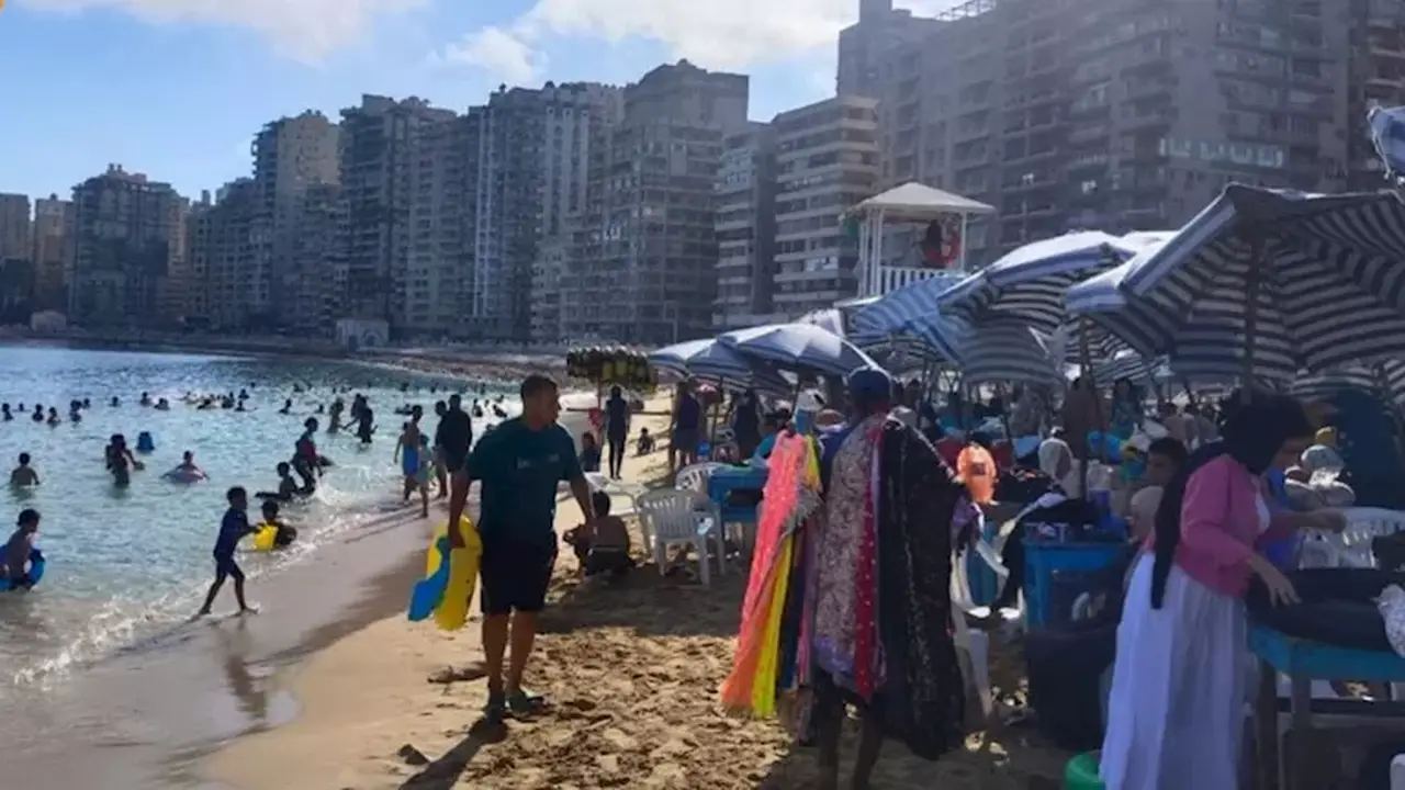 ذروة الموجة الحارة: حالة البحر على شواطئ الإسكندرية – صور