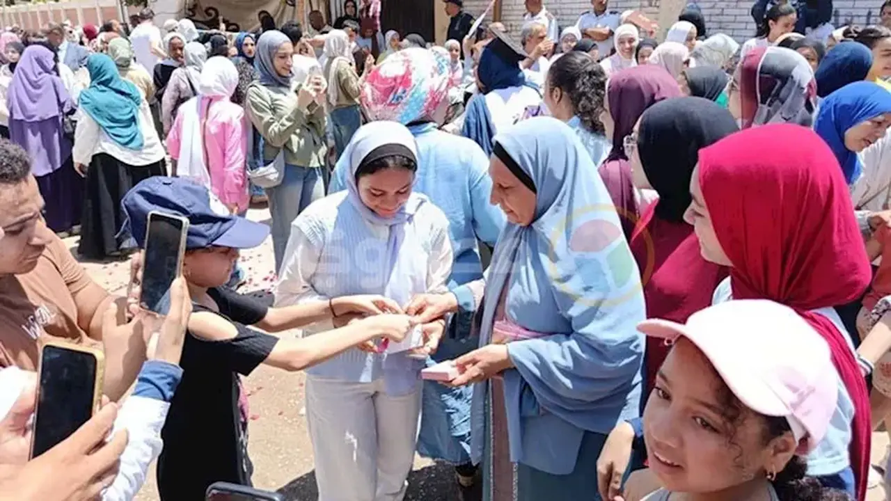 جدة تحتفل بحفيدتها بعد انتهاء امتحانات الثانوية العامة بهدية ذهبية وساعة (صور)