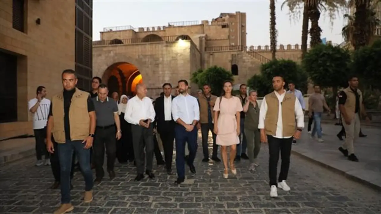 رئيس الجبل الأسود وحرمه يزوران منطقة باب النصر وشارع المعز في القاهرة