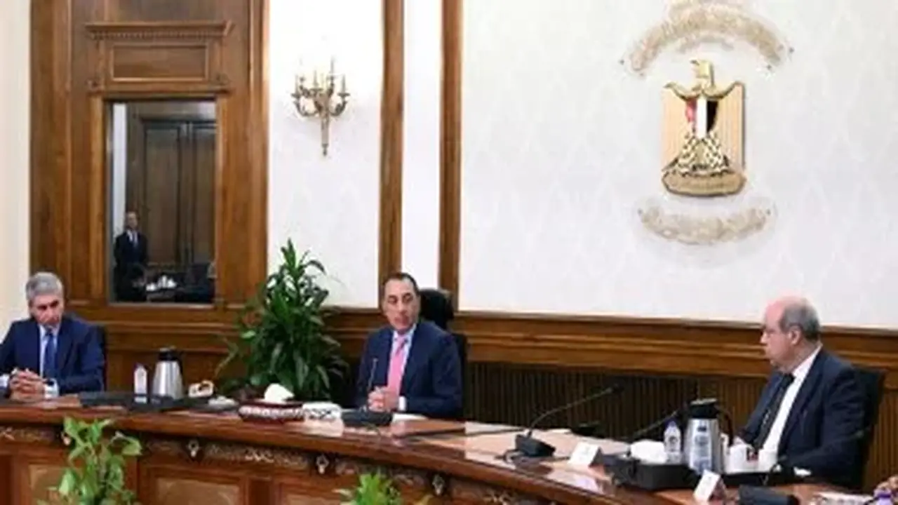 رئيس الوزراء يوجه بتسهيل دخول السائحين إلى مصر وتعزيز تنافسية القطاع السياحي